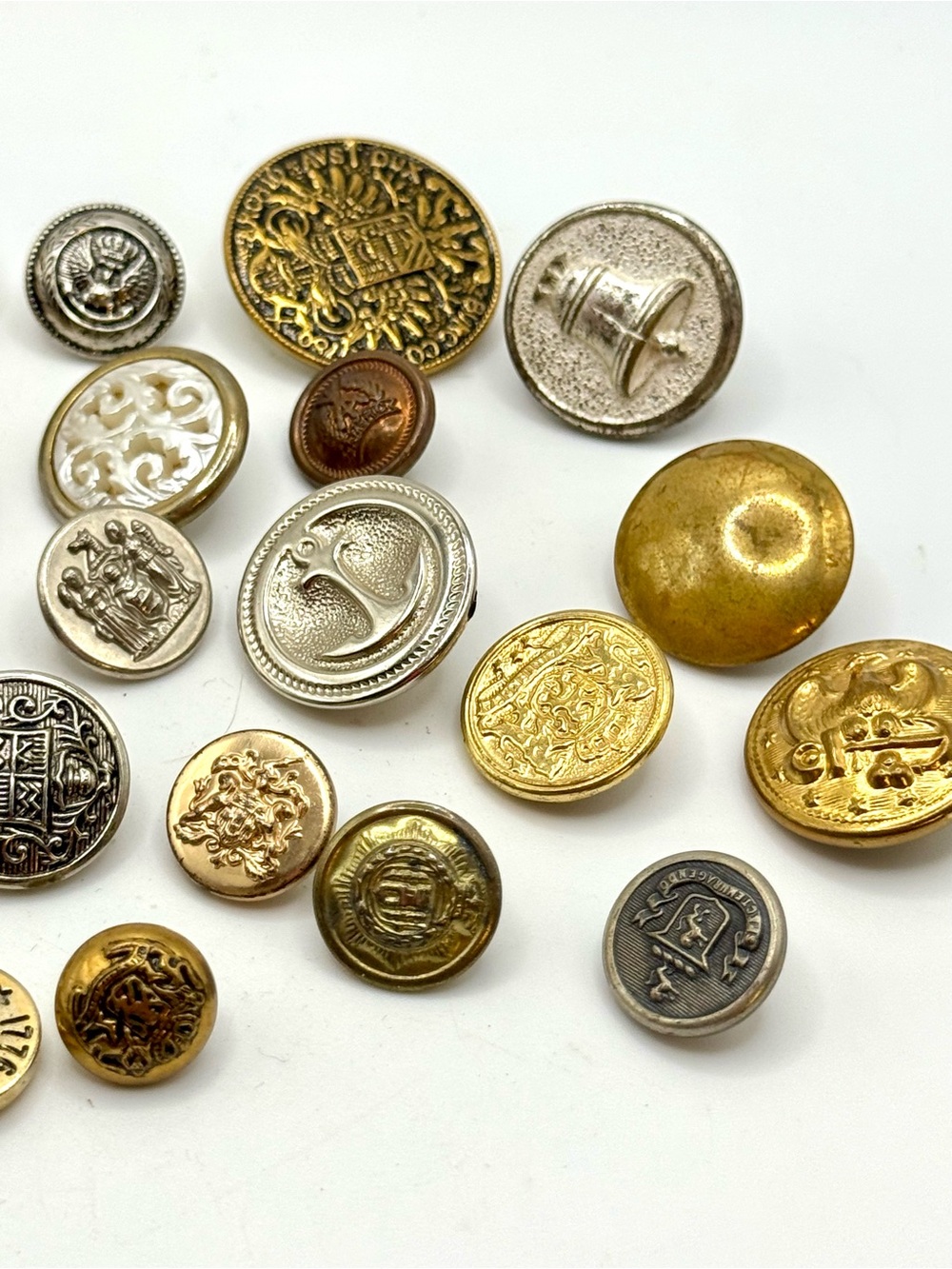 Vintage military and fashion buttons - Lot 
24